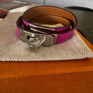 Hermès
Kelly Double Tour Wrap Bracelet pink T2